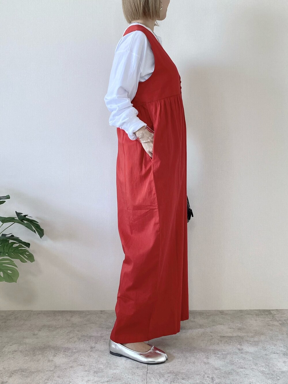 ブラック系のバッグ、レッド系のつなぎ/オールインワン、ホワイト系のTシャツ/カットソーを着用したレディースの春コーディネートの2枚目の写真