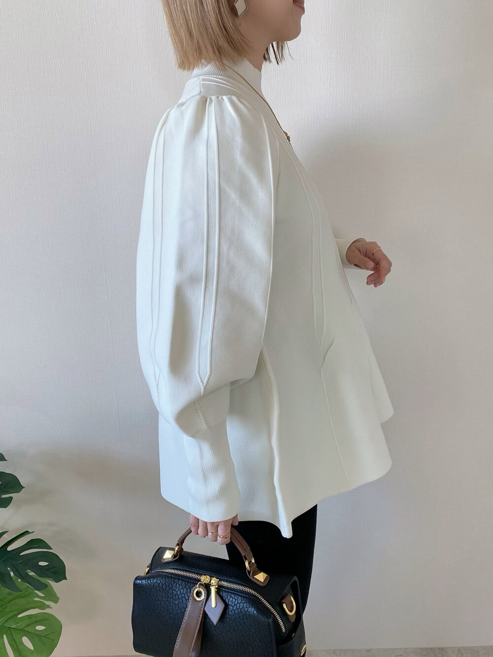 ホワイト系のその他トップス、ブラック系のボストンバッグ、シルバー系のバレエシューズを着用したレディースの冬コーディネートの5枚目の写真