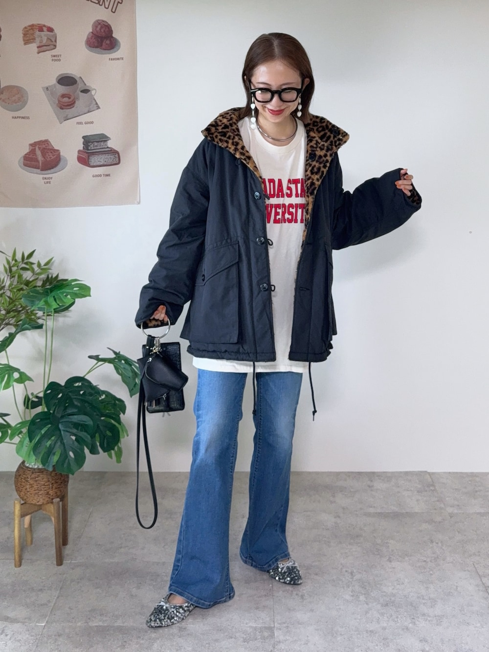 ベージュ系のTシャツ/カットソー、その他のミリタリージャケット、ブルー系のデニムパンツを着用したレディースの秋コーディネートの5枚目の写真