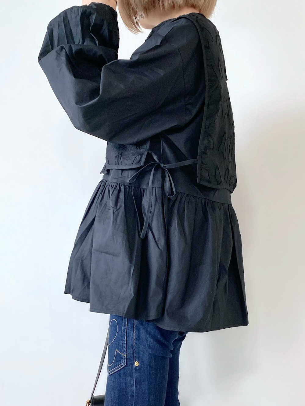 ブラック系のシャツ/ブラウス、ブラック系のショルダーバッグ、ブラウン系のバレエシューズを着用したレディースの秋コーディネートの3枚目の写真