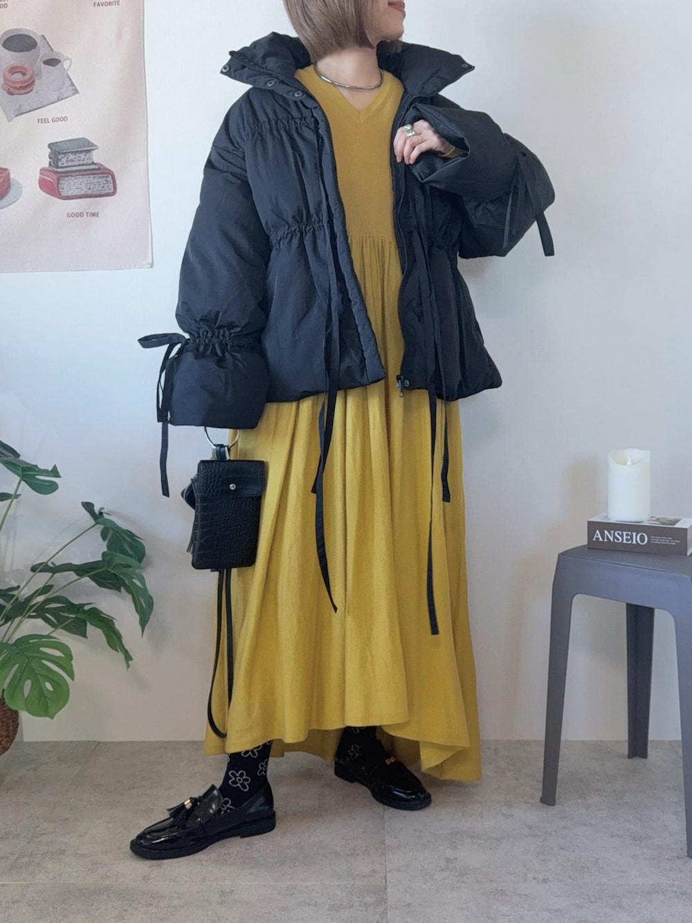 ブラック系のダウンジャケット/コート、ブラック系のローファーを着用したレディースの冬コーディネートの4枚目の写真