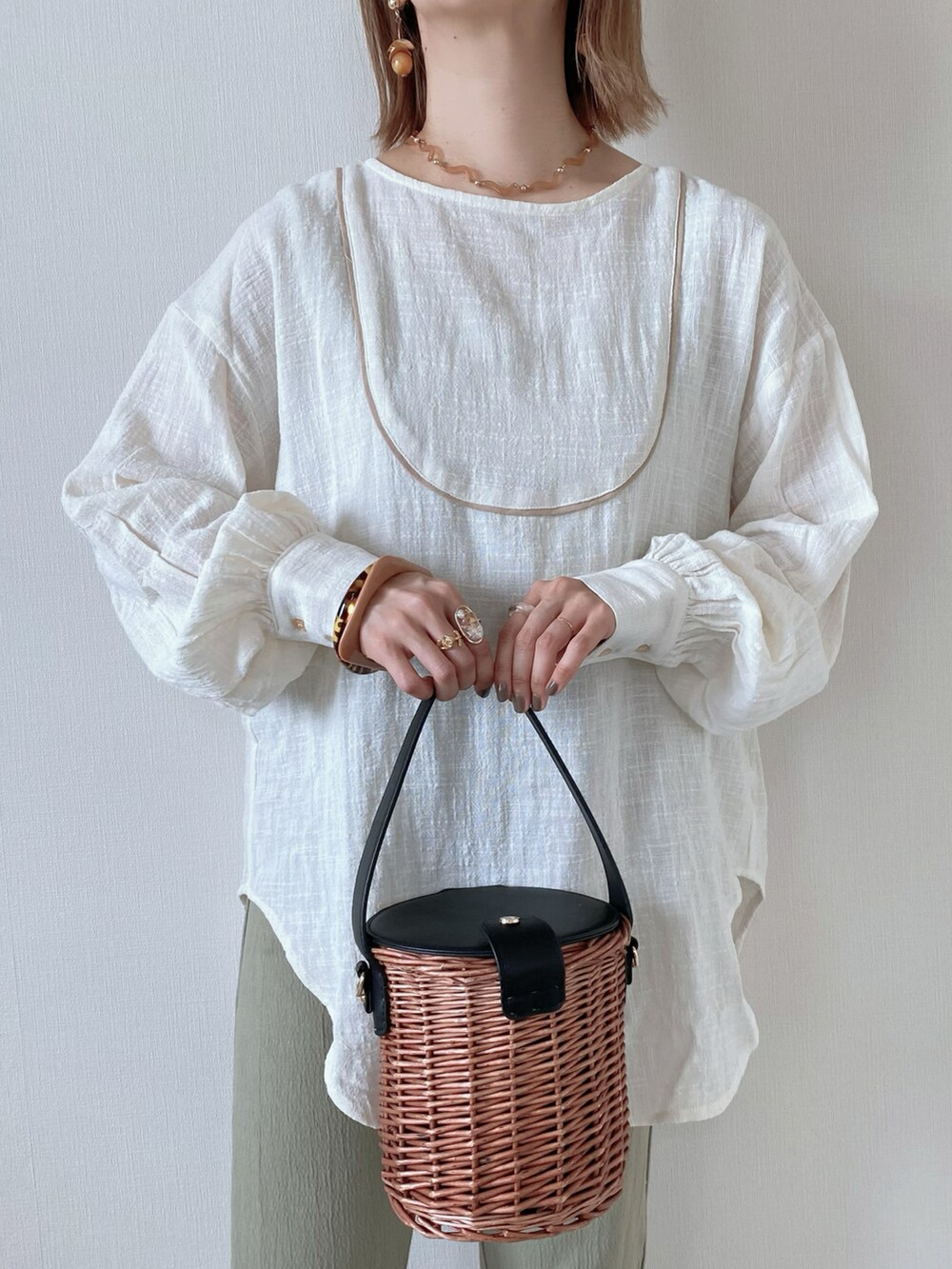 グリーン系のその他パンツ、ブラック系のバッグ、ホワイト系のバレエシューズを着用したレディースの春コーディネートの4枚目の写真