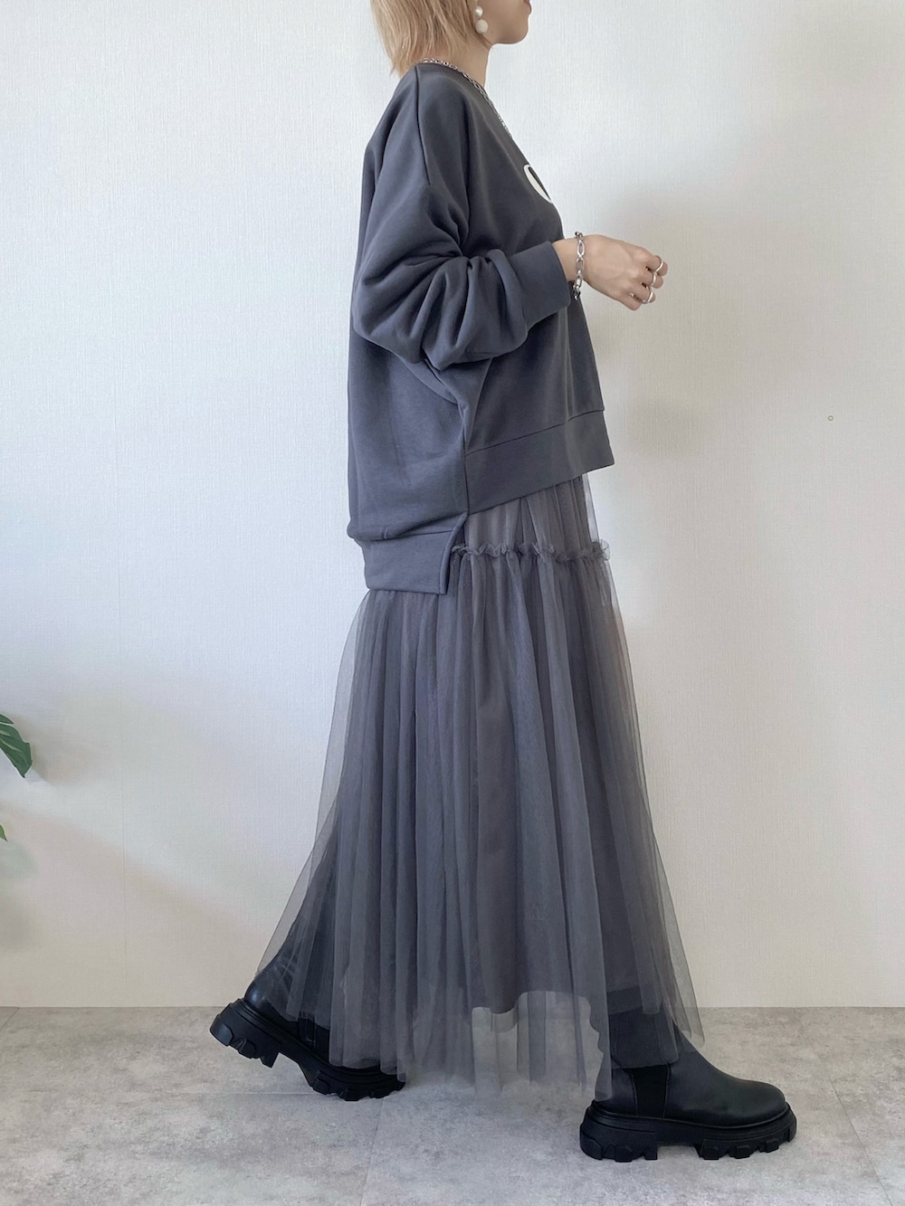 ピンク系のバッグ、グレー系のスカート、グレー系のスウェットを着用したレディースの秋コーディネートの2枚目の写真