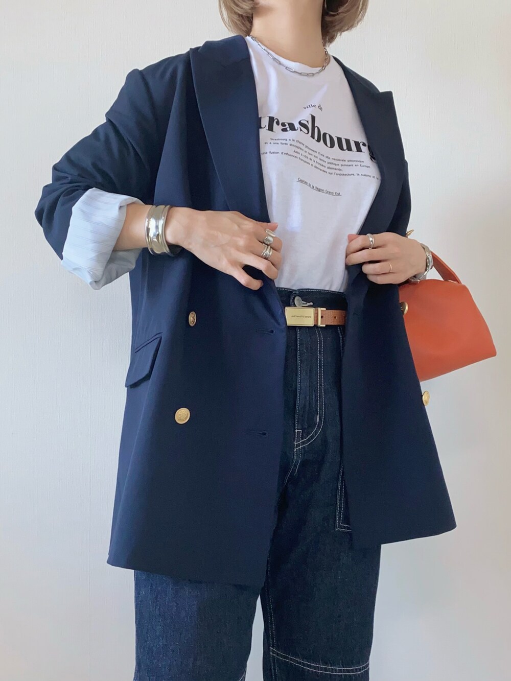 ブルー系のジャケット/アウター、ホワイト系のTシャツ/カットソー、ブルー系のパンツを着用したレディースの春コーディネートの4枚目の写真