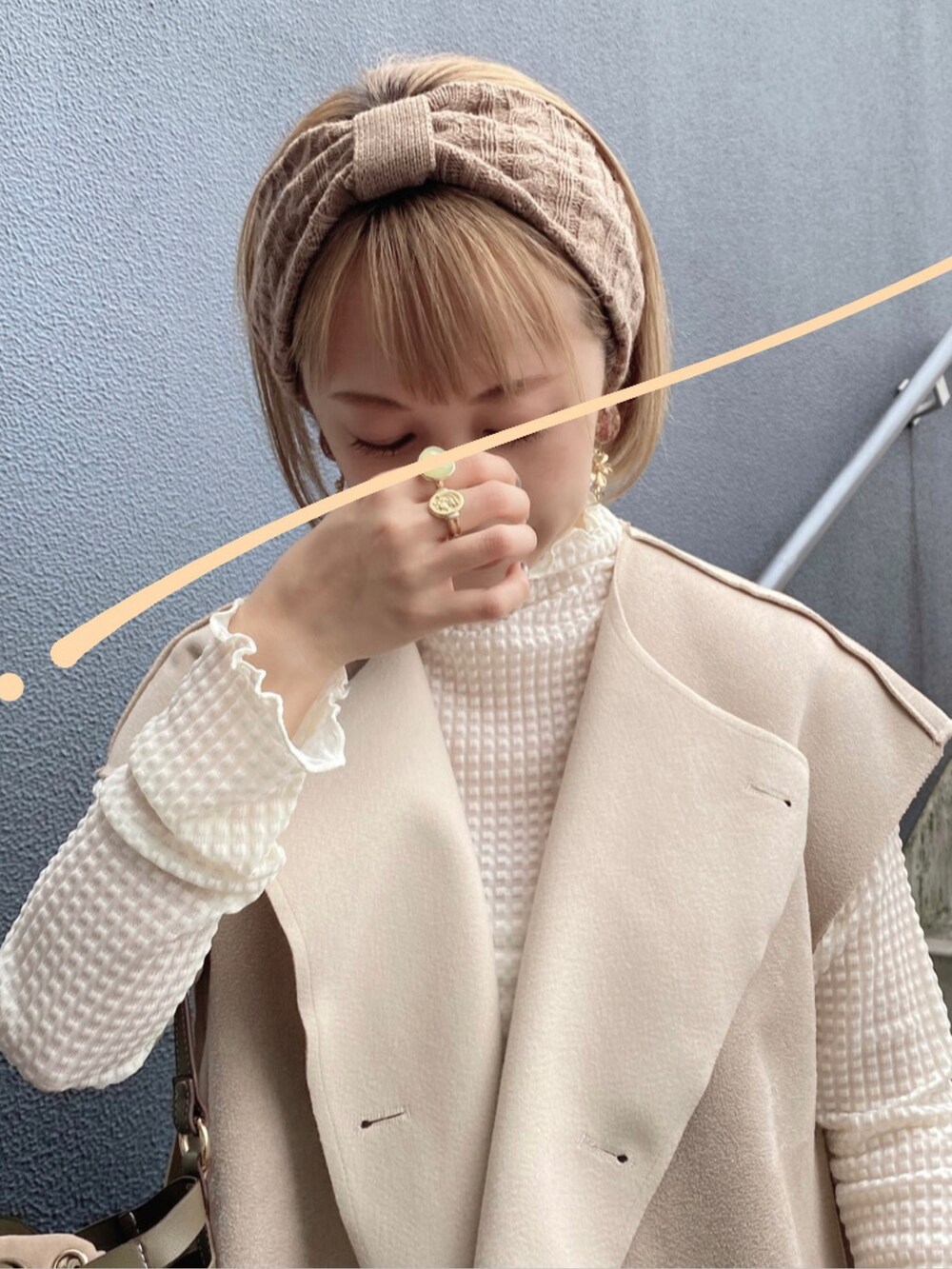 グリーン系のショルダーバッグ、ベージュ系のベスト、ホワイト系のシャツ/ブラウスを着用したレディースの秋コーディネートの4枚目の写真