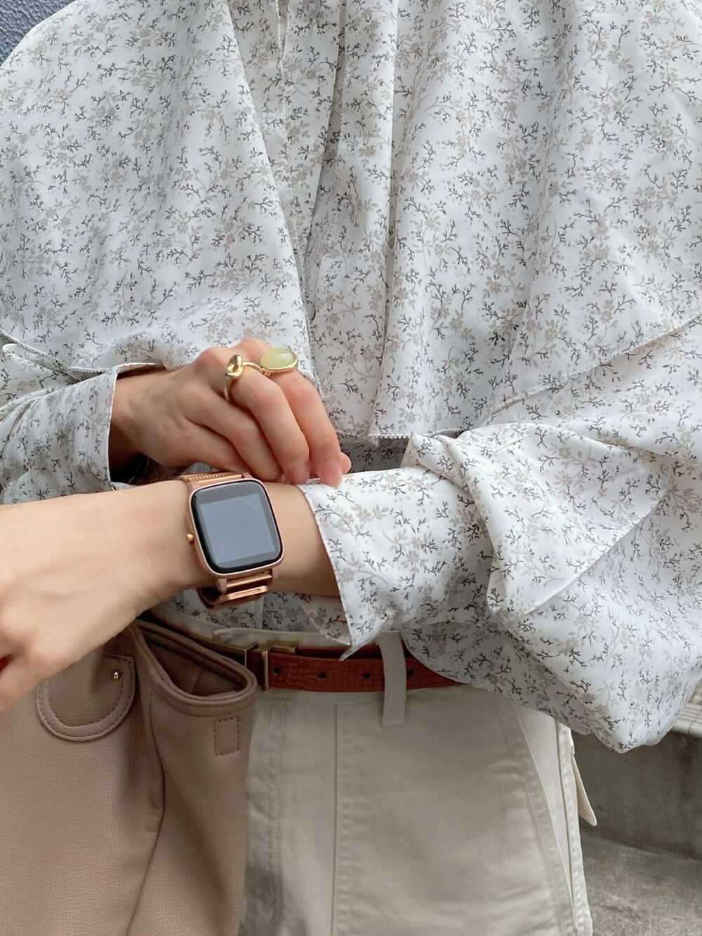 ホワイト系のシャツ/ブラウス、ブラウン系のパンプス、ベージュ系のバッグを着用したレディースの春コーディネートの3枚目の写真