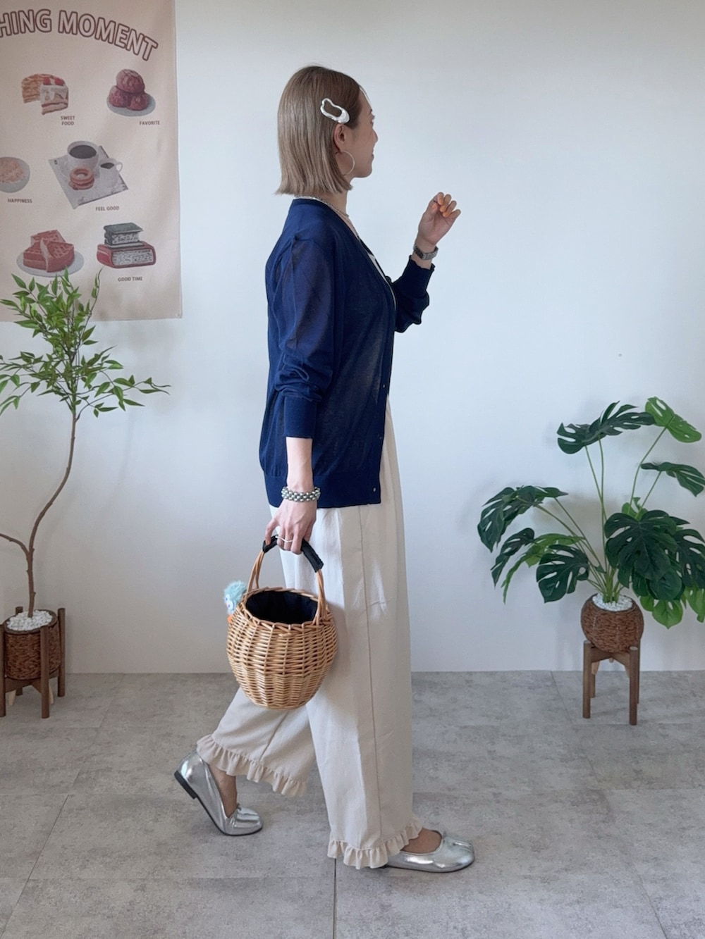 ブルー系のカーディガン/ボレロ、ベージュ系のその他パンツ、シルバー系のバレエシューズを着用したレディースの夏コーディネートの3枚目の写真