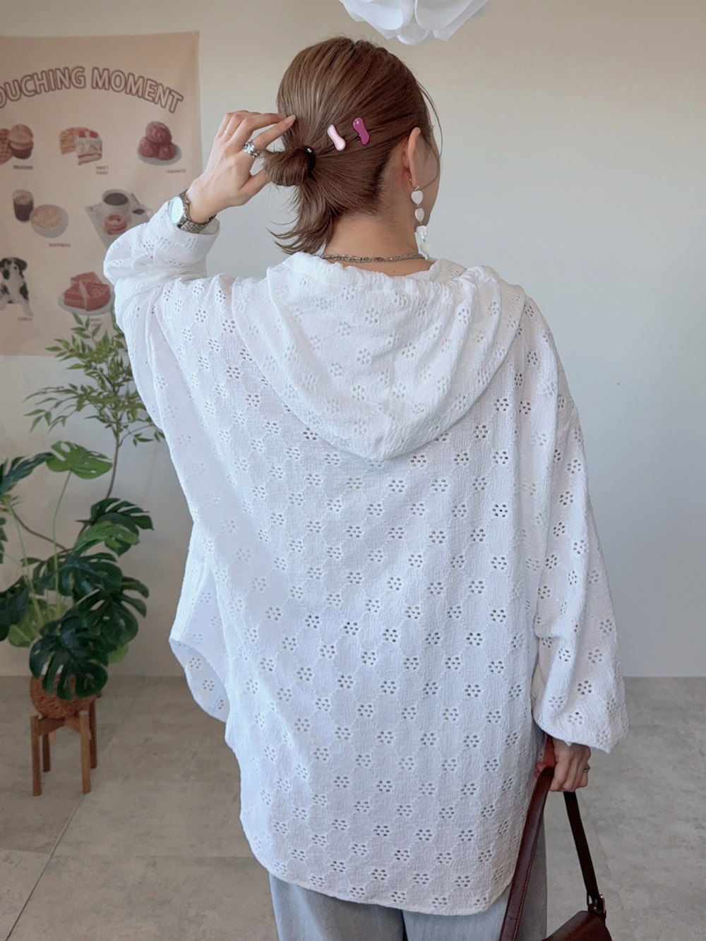 ホワイト系のシャツ/ブラウス、ブルー系のデニムパンツ、ブラウン系のハンドバッグを着用したレディースの春コーディネートの5枚目の写真