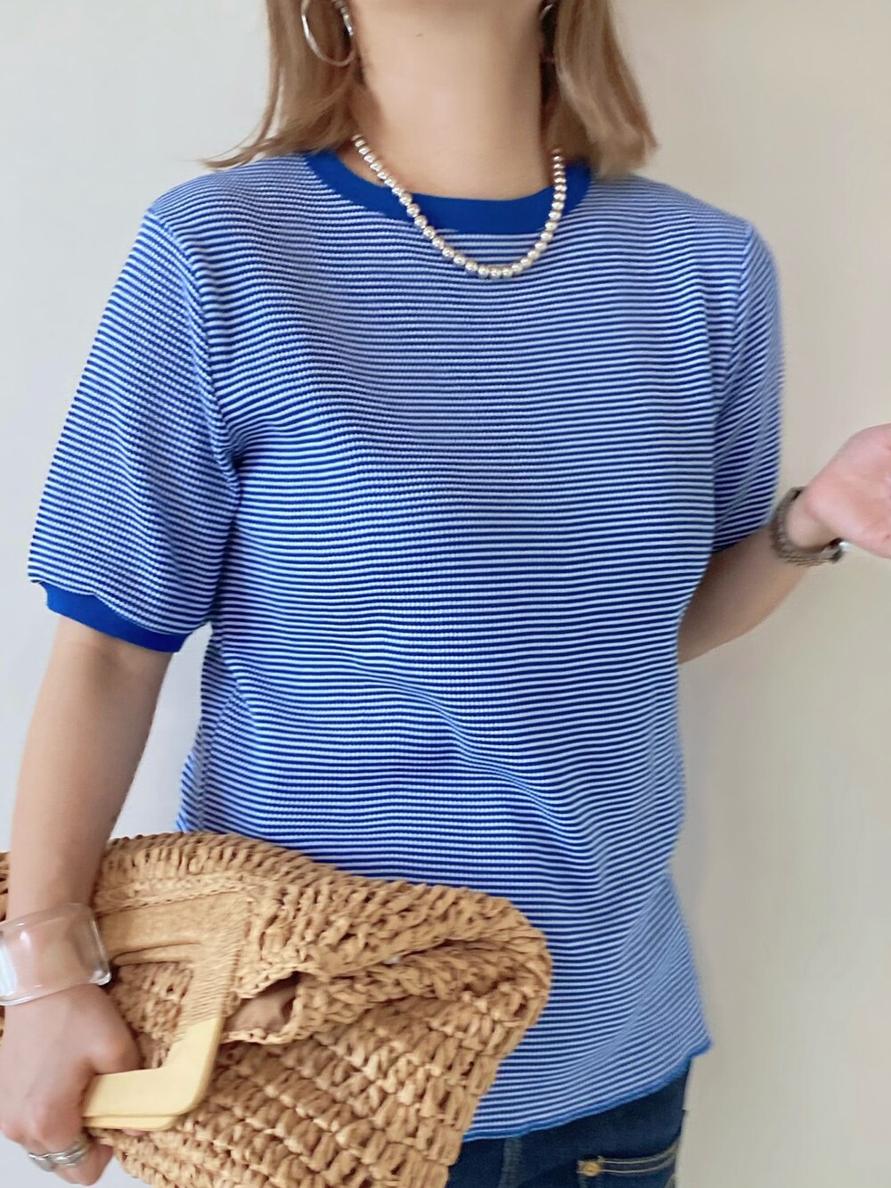 イエロー系のサンダル、シルバー系のアクセサリー、シルバー系のリングを着用したレディースの春コーディネートの3枚目の写真