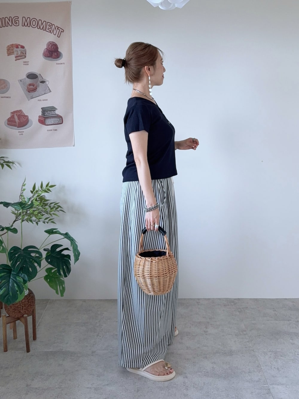 ブルー系のTシャツ/カットソー、ホワイト系のその他パンツ、ホワイト系のサンダルを着用したレディースの夏コーディネートの2枚目の写真