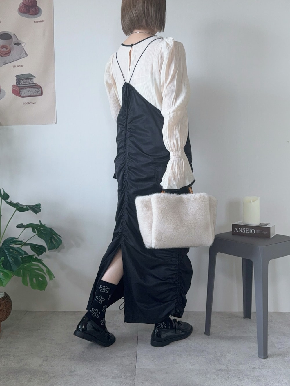 ブラック系のワンピース、ベージュ系のトートバッグ、ブラック系のローファーを着用したレディースの冬コーディネートの2枚目の写真