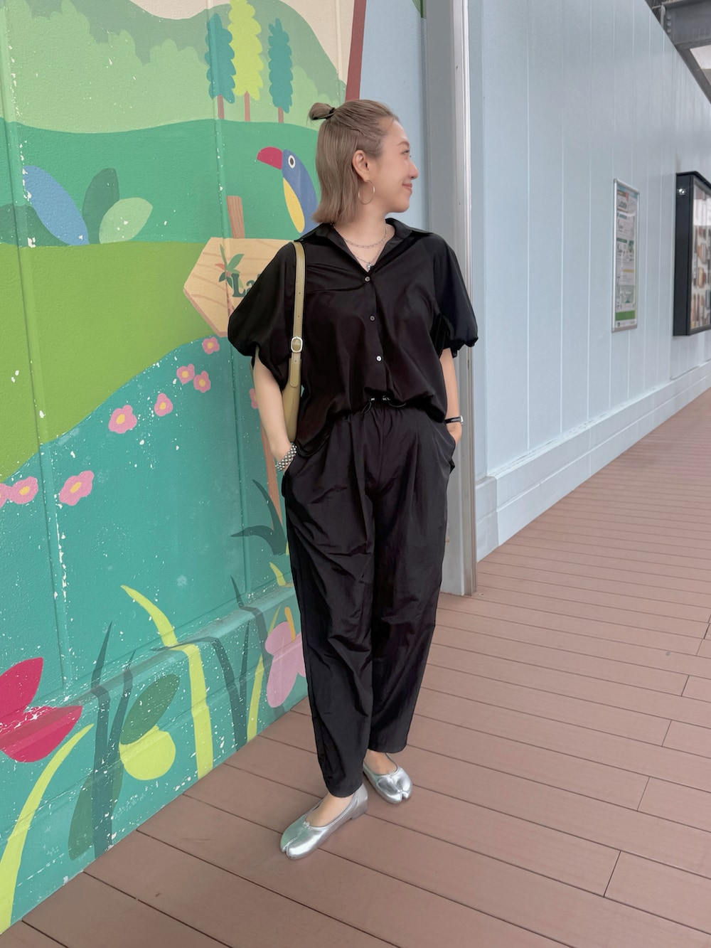 ブラック系のシャツ/ブラウス、シルバー系のバレエシューズ、シルバー系のピアス（両耳用）を着用したレディースの夏コーディネートの2枚目の写真