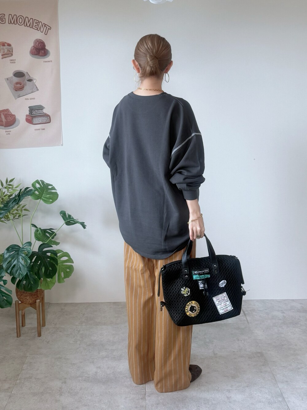 グレー系のスウェット、ブラウン系のその他パンツ、ブラック系のボストンバッグを着用したレディースの秋コーディネートの4枚目の写真