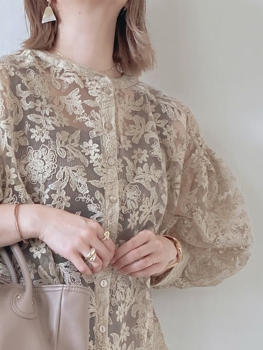 ベージュ系のバッグ、ベージュ系のサンダル、ベージュ系のシャツ/ブラウスを着用したレディースの春コーディネートの3枚目の写真