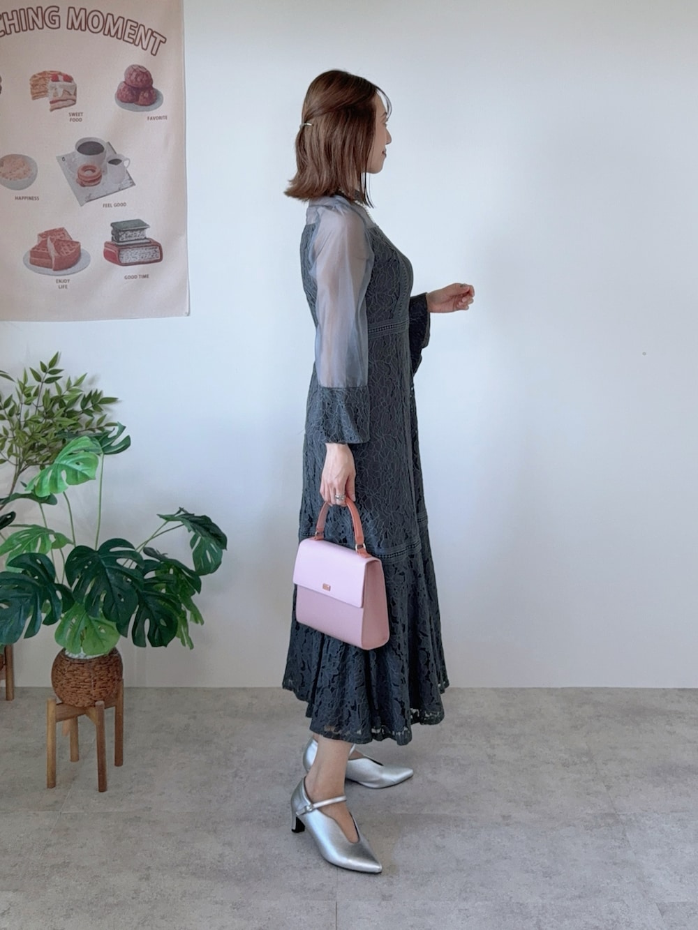 グレー系のドレス、シルバー系のパンプス、ホワイト系のネックレスを着用したレディースの夏コーディネートの3枚目の写真