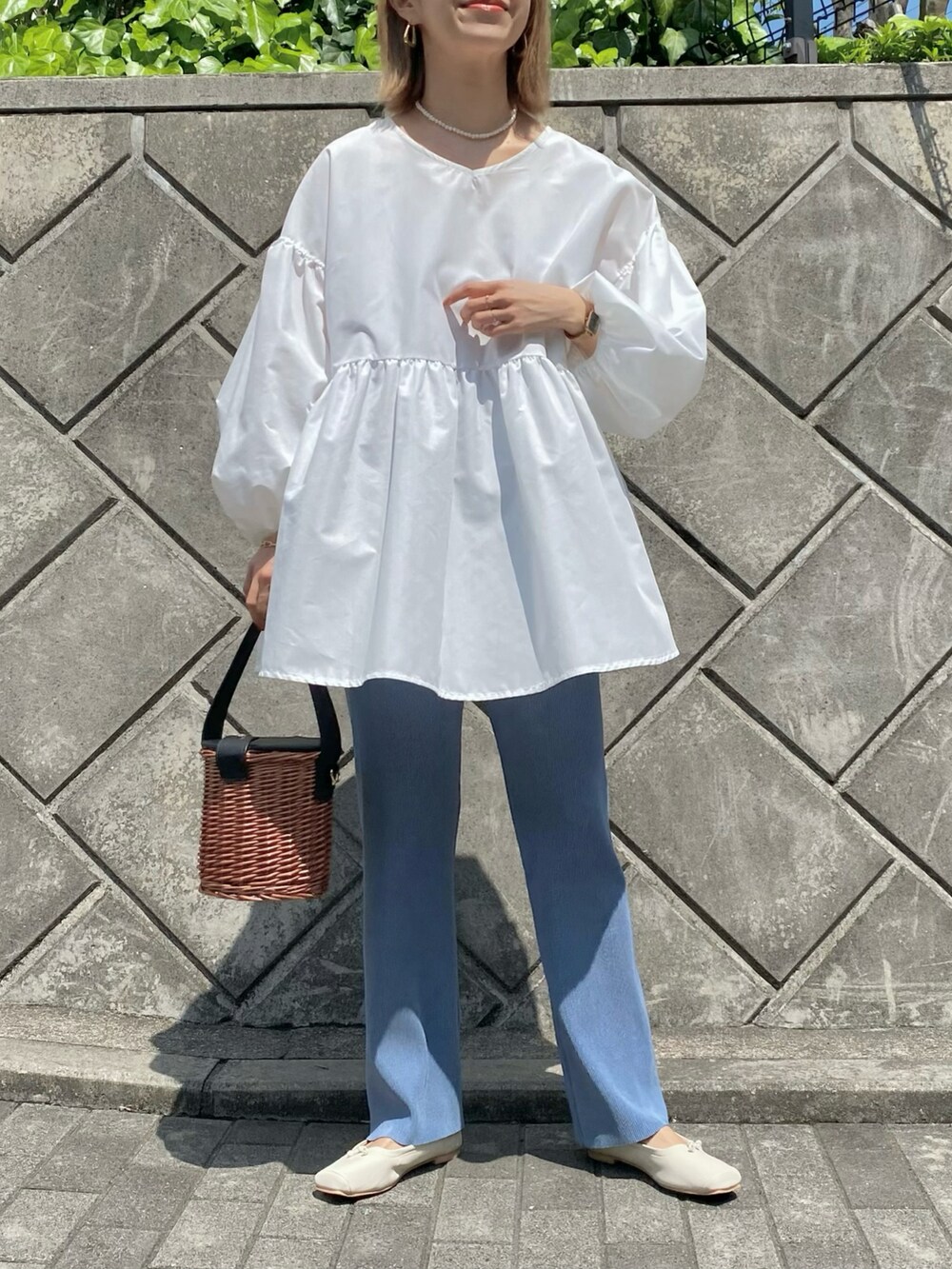 ホワイト系のシャツ/ブラウス、ブルー系のその他パンツ、ホワイト系のバレエシューズを着用したレディースの春コーディネートの3枚目の写真