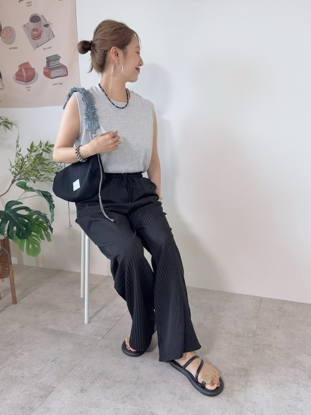ブラック系のショルダーバッグ、ブラック系のその他パンツ、グレー系のTシャツ/カットソーを着用したレディースの夏コーディネートの3枚目の写真