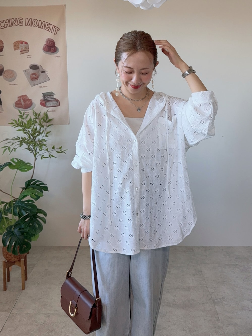 ホワイト系のシャツ/ブラウス、ブルー系のデニムパンツ、ブラウン系のハンドバッグを着用したレディースの春コーディネートの4枚目の写真