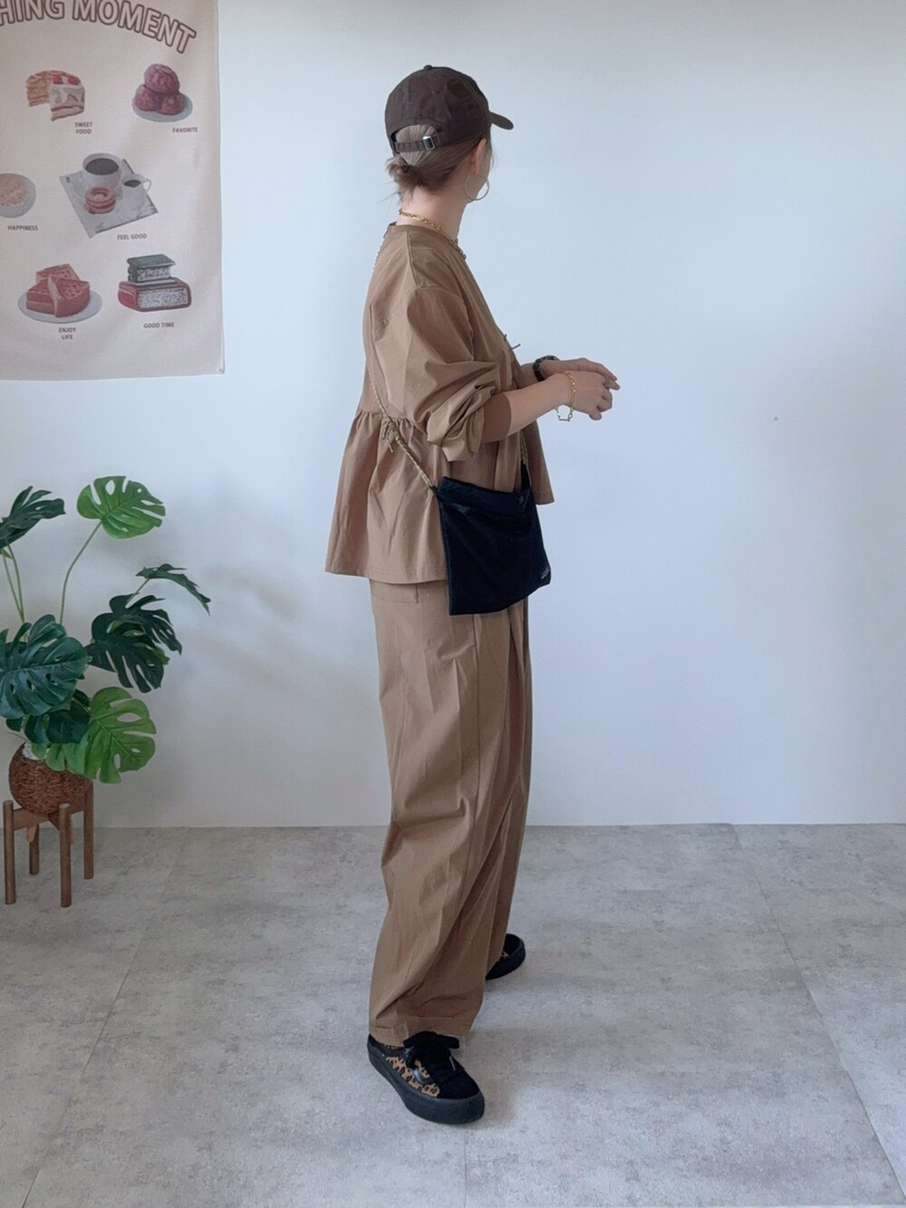 イエロー系のその他パンツ、ブラウン系のシューズ、ブラウン系のキャップを着用したレディースの夏コーディネートの3枚目の写真