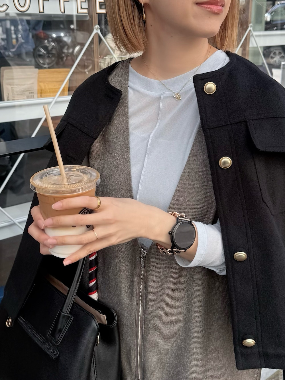 ブラウン系のつなぎ/オールインワン、ブラック系のローファー、ブラック系のハンドバッグを着用したレディースの春コーディネートの3枚目の写真