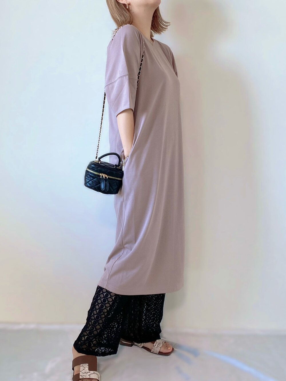 ベージュ系のワンピース/ドレス、ブラック系のパンツ、ブラック系のショルダーバッグを着用したレディースの夏コーディネートの2枚目の写真