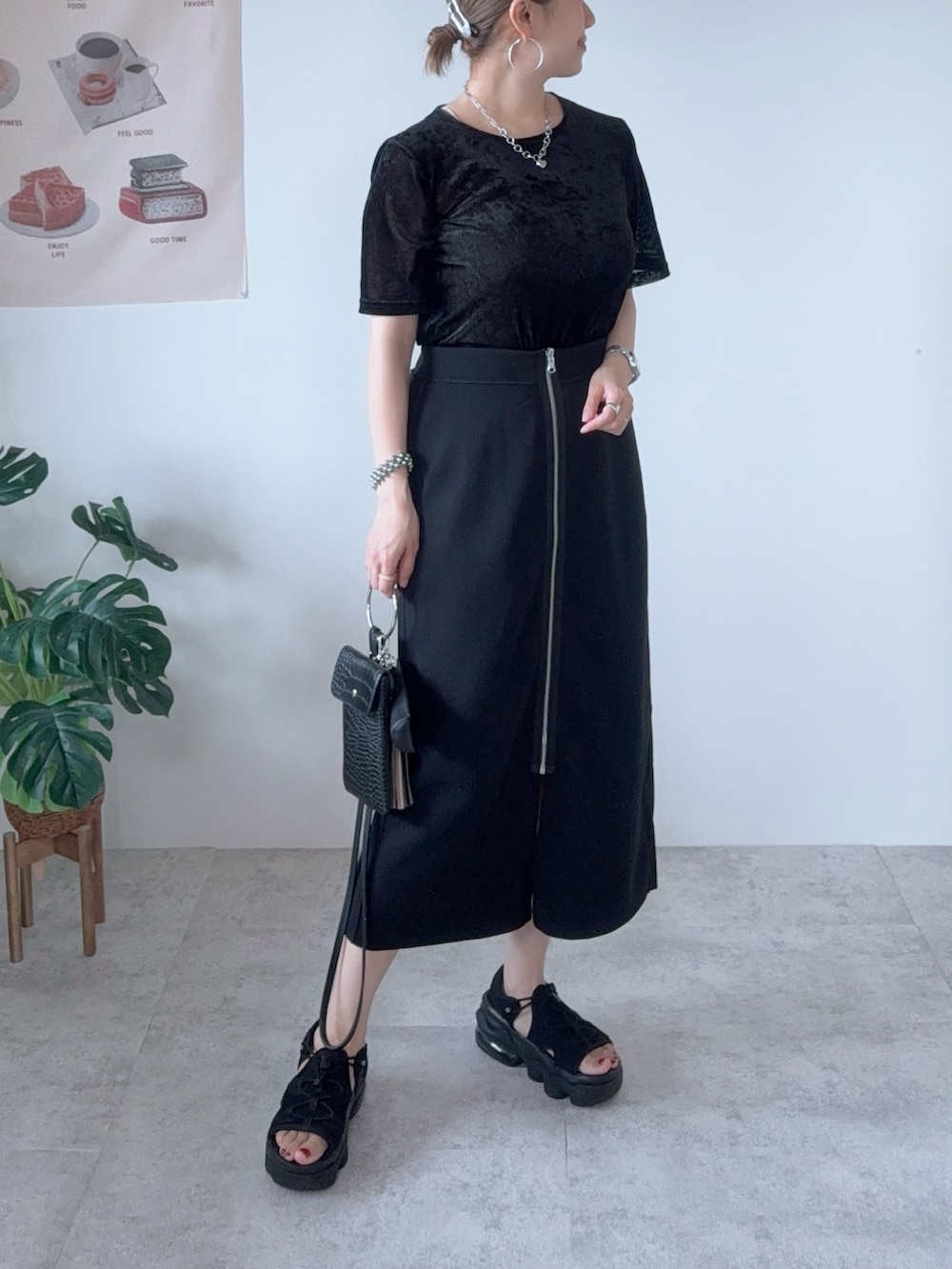 ブラック系のサンダル、ブラック系のスカート、シルバー系のヘアピンを着用したレディースの夏コーディネートの2枚目の写真