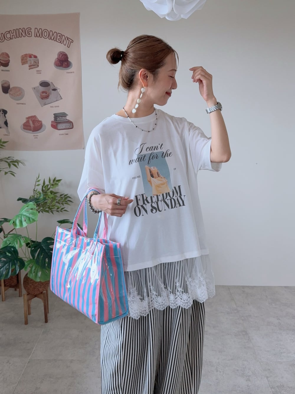 ホワイト系のTシャツ/カットソー、ホワイト系のその他パンツ、ホワイト系のサンダルを着用したレディースの夏コーディネートの3枚目の写真