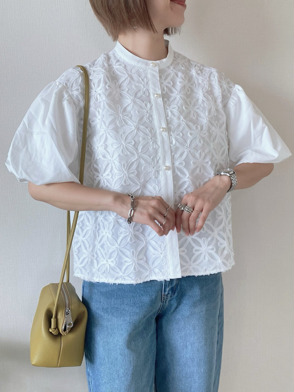 グリーン系のボストンバッグ、イエロー系のサンダル、ホワイト系のシャツ/ブラウスを着用したレディースの夏コーディネートの3枚目の写真