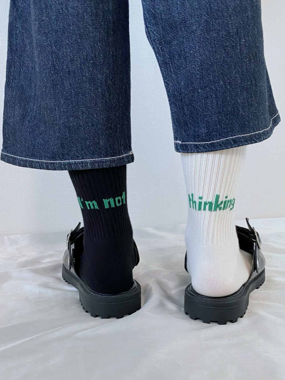 ブルー系のパンツ、ブラック系のTシャツ/カットソー、ブラック系のショルダーバッグを着用したレディースの春コーディネートの4枚目の写真