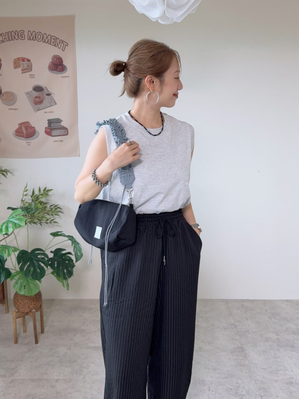 ブラック系のショルダーバッグ、ブラック系のその他パンツ、グレー系のTシャツ/カットソーを着用したレディースの夏コーディネートの5枚目の写真