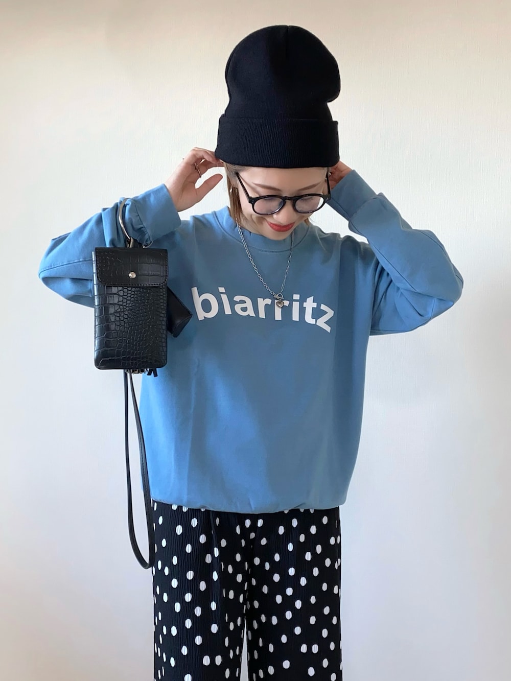 ブラック系のその他パンツ、ブルー系のスウェット、ブラック系のパンプスを着用したレディースの秋コーディネートの3枚目の写真