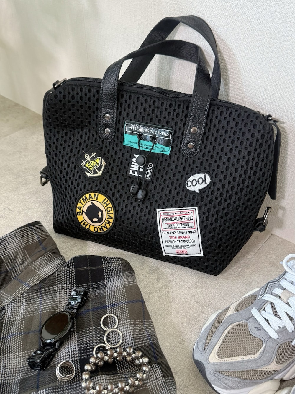 ブラック系のボストンバッグ、ブラック系のシャツ/ブラウス、グレー系のスニーカーを着用したレディースの秋コーディネートの5枚目の写真