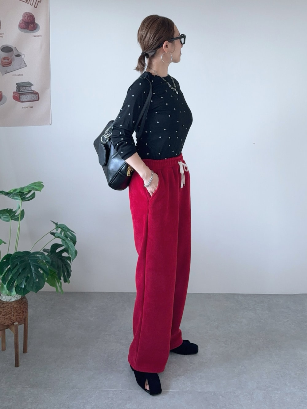 レッド系のその他パンツ、ブラウン系のボストンバッグ、ブラック系のパンプスを着用したレディースの秋コーディネートの3枚目の写真