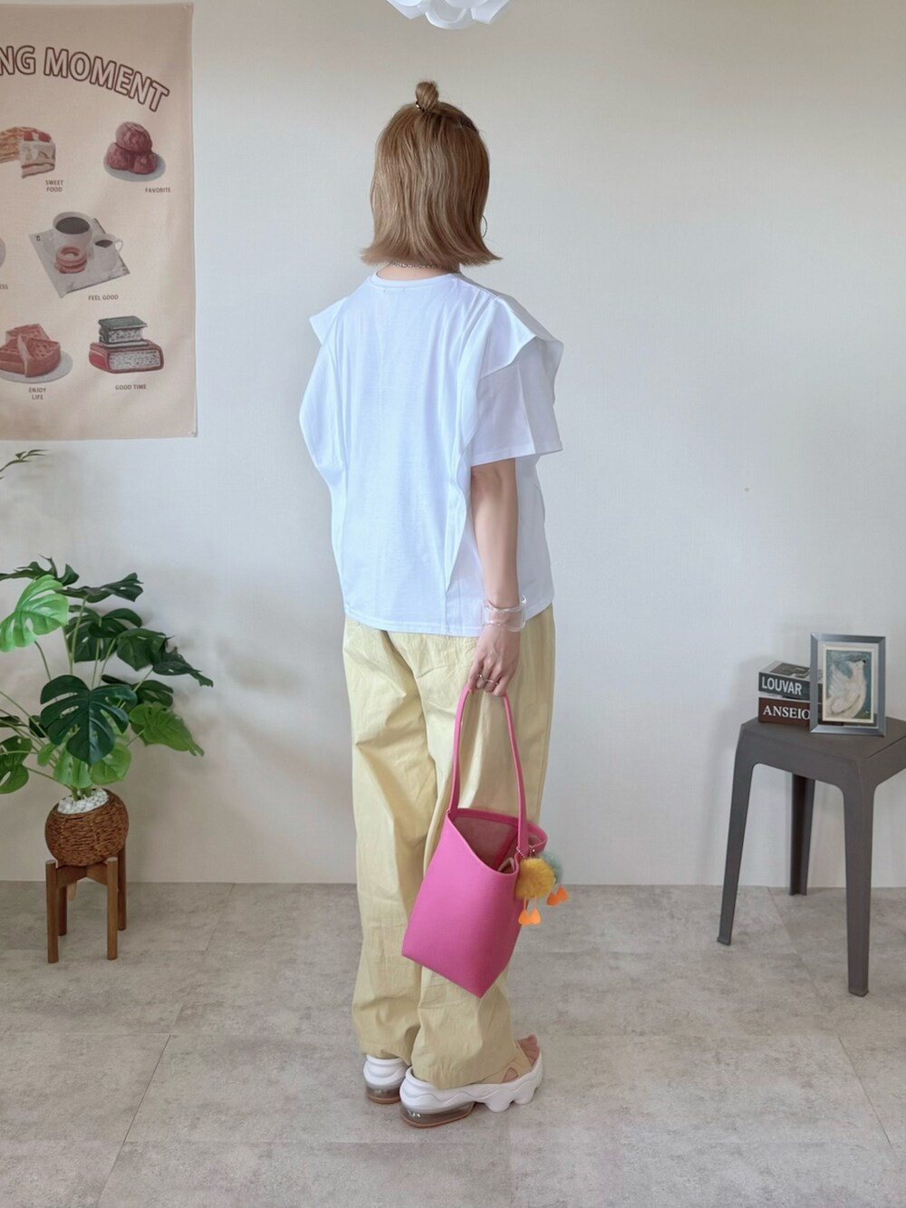 ホワイト系のTシャツ/カットソー、イエロー系のカーゴパンツ、ピンク系のショルダーバッグを着用したレディースの夏コーディネートの3枚目の写真