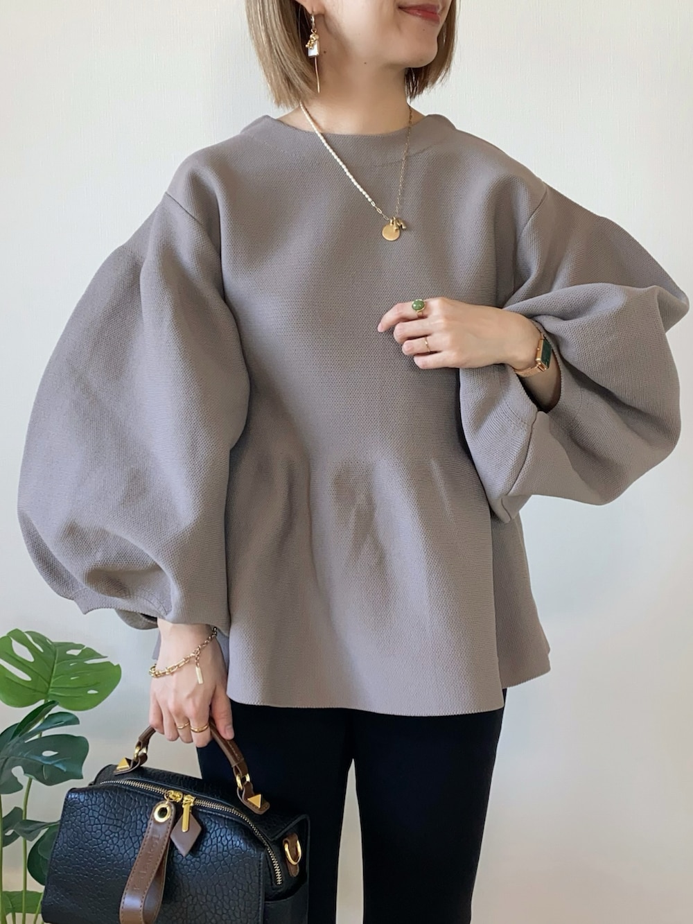 ブラウン系のTシャツ/カットソー、ブラック系のボストンバッグ、ブラック系のパンプスを着用したレディースの冬コーディネートの4枚目の写真