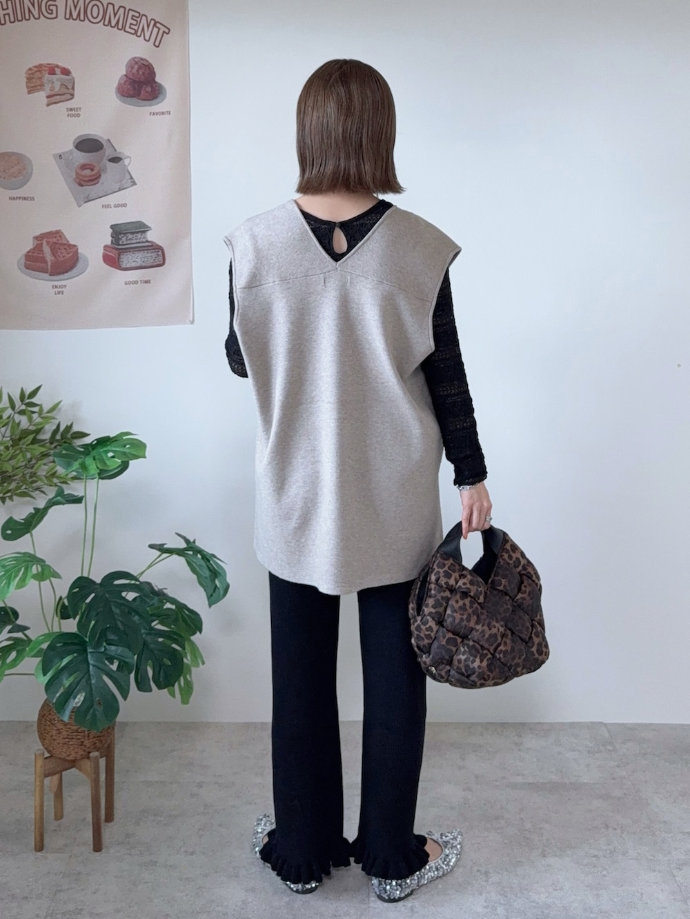 ブラック系のその他パンツ、その他のショルダーバッグ、ベージュ系のセットアップを着用したレディースの秋コーディネートの3枚目の写真