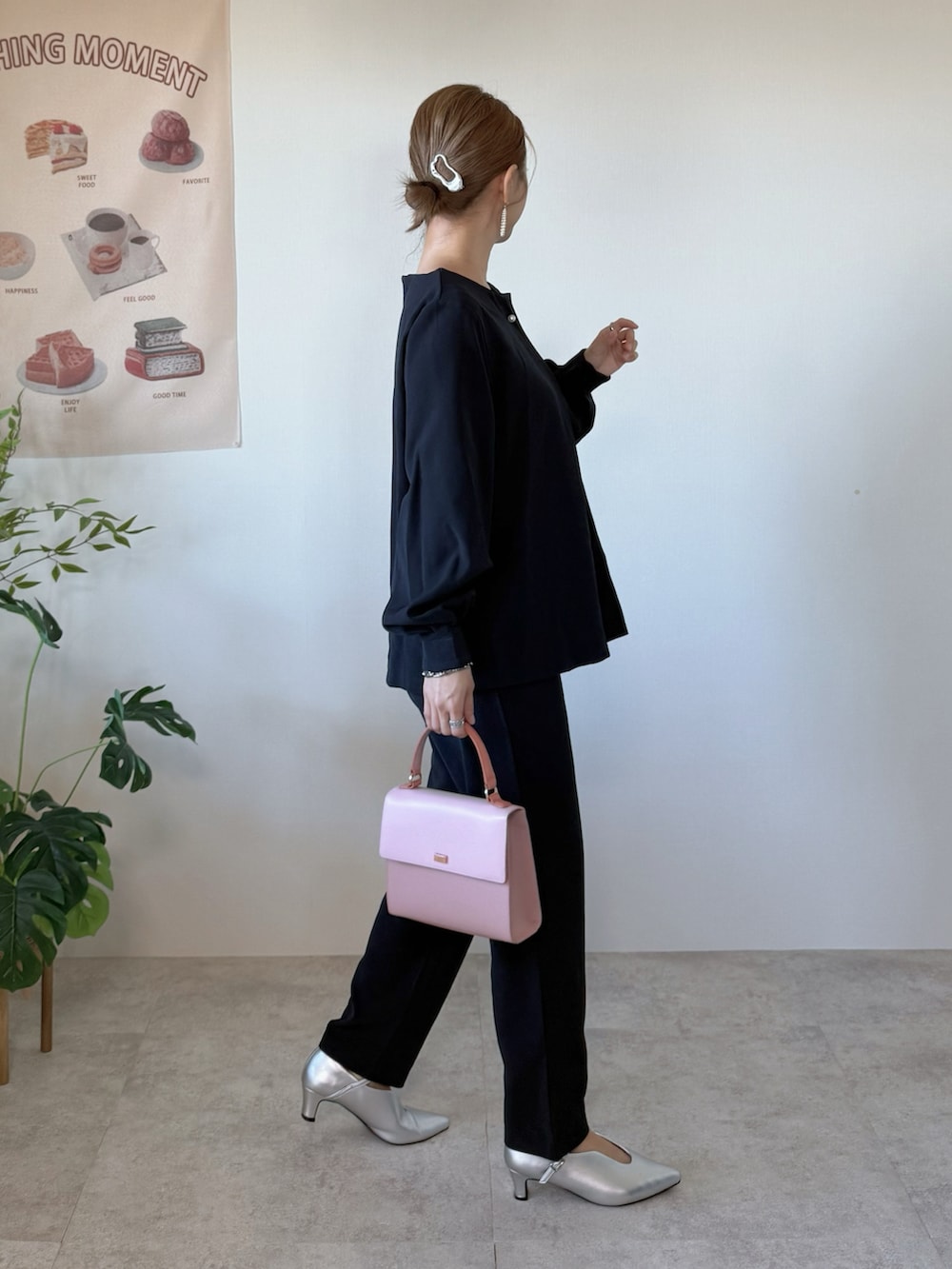 シルバー系のパンプス、ブルー系のセットアップを着用したレディースの冬コーディネートの3枚目の写真