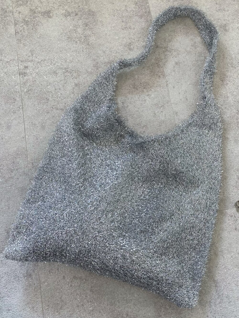 その他のスウェット、ブラック系のその他パンツ、レッド系のバレエシューズを着用したレディースの秋コーディネートの5枚目の写真