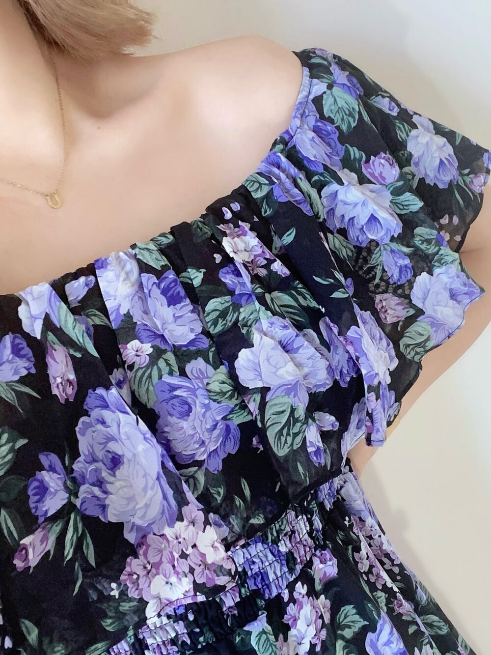 ブラック系のワンピース/ドレス、ブラック系のサンダル、ブラウン系のショルダーバッグを着用したレディースの夏コーディネートの4枚目の写真