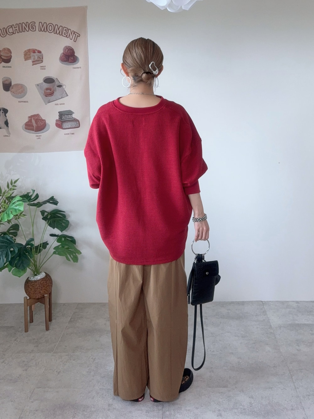 レッド系のTシャツ/カットソー、イエロー系のその他パンツ、ブラウン系のシューズを着用したレディースの秋コーディネートの3枚目の写真