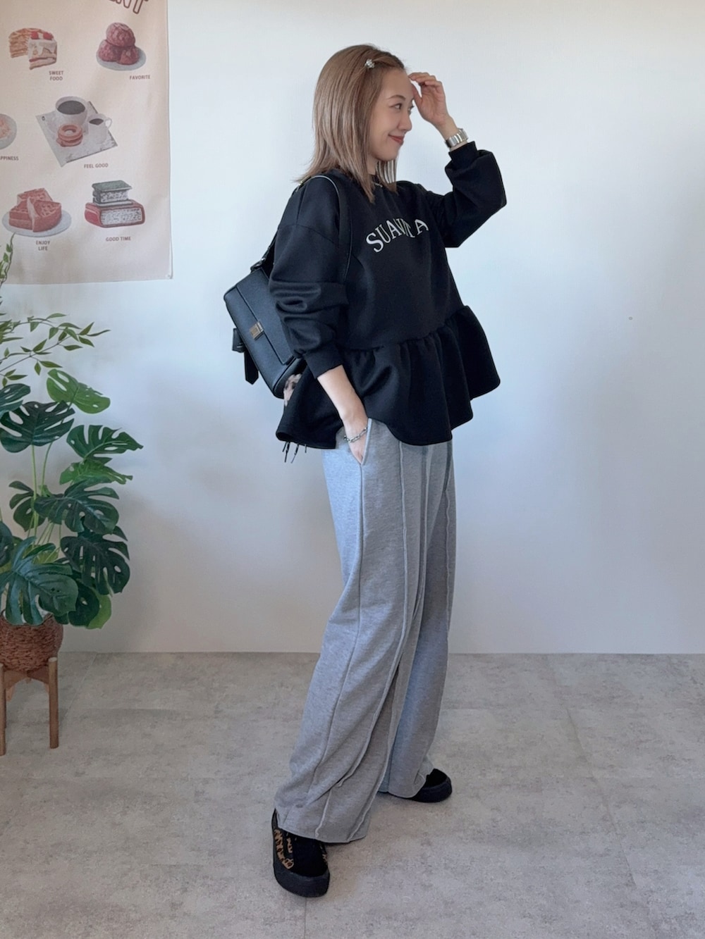 ブラック系のショルダーバッグ、グレー系のスウェットパンツを着用したレディースの冬コーディネートの3枚目の写真