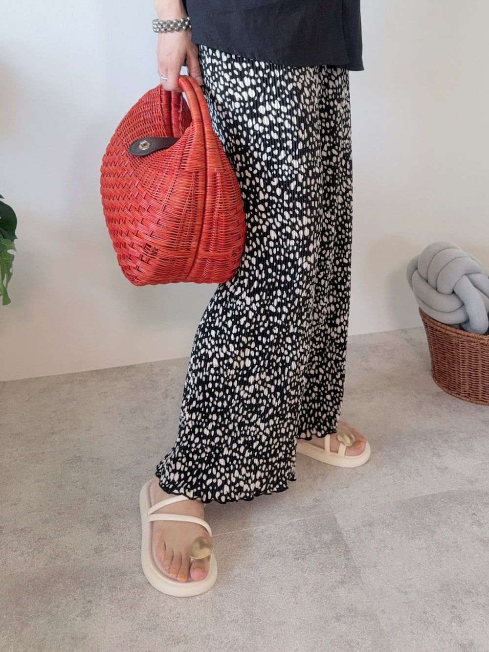 ブラック系のその他パンツ、ホワイト系のサンダル、ブラック系のシャツ/ブラウスを着用したレディースの夏コーディネートの4枚目の写真