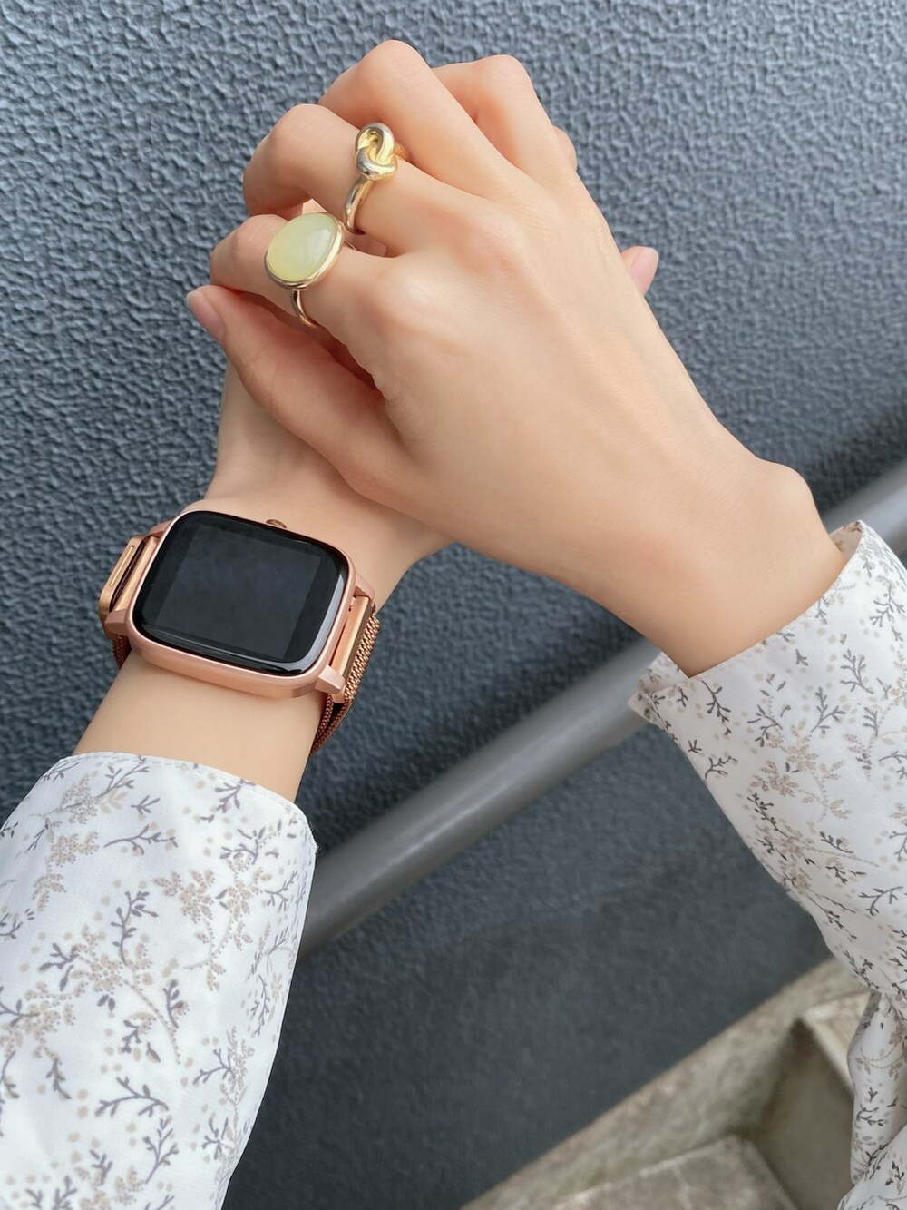 ホワイト系のシャツ/ブラウス、ブラウン系のパンプス、ベージュ系のバッグを着用したレディースの春コーディネートの5枚目の写真