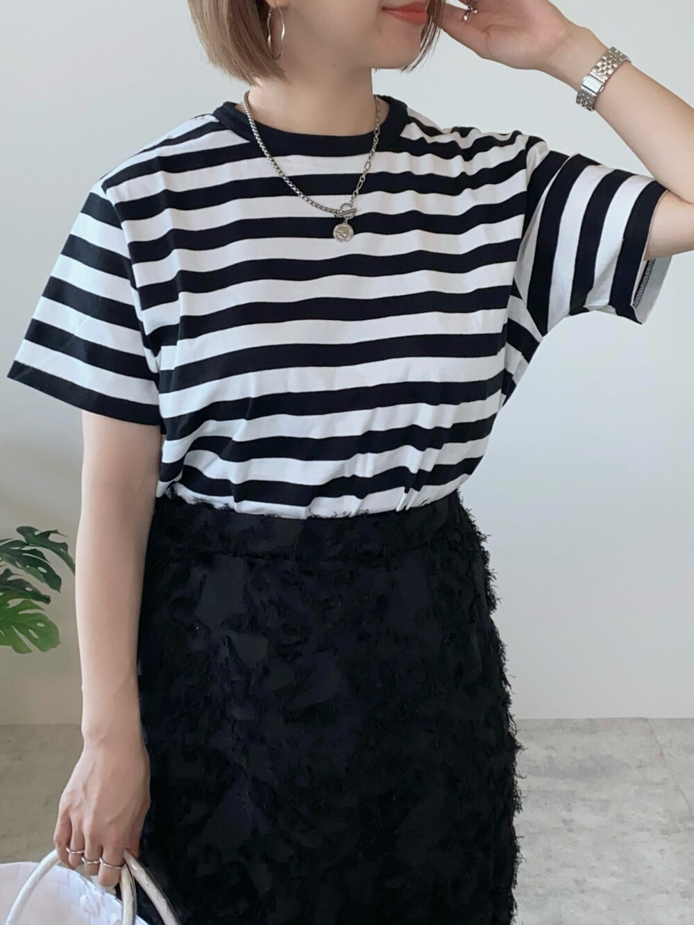 ベージュ系のかごバッグ、レッド系のつなぎ/オールインワン、ブラック系のTシャツ/カットソーを着用したレディースの春コーディネートの4枚目の写真