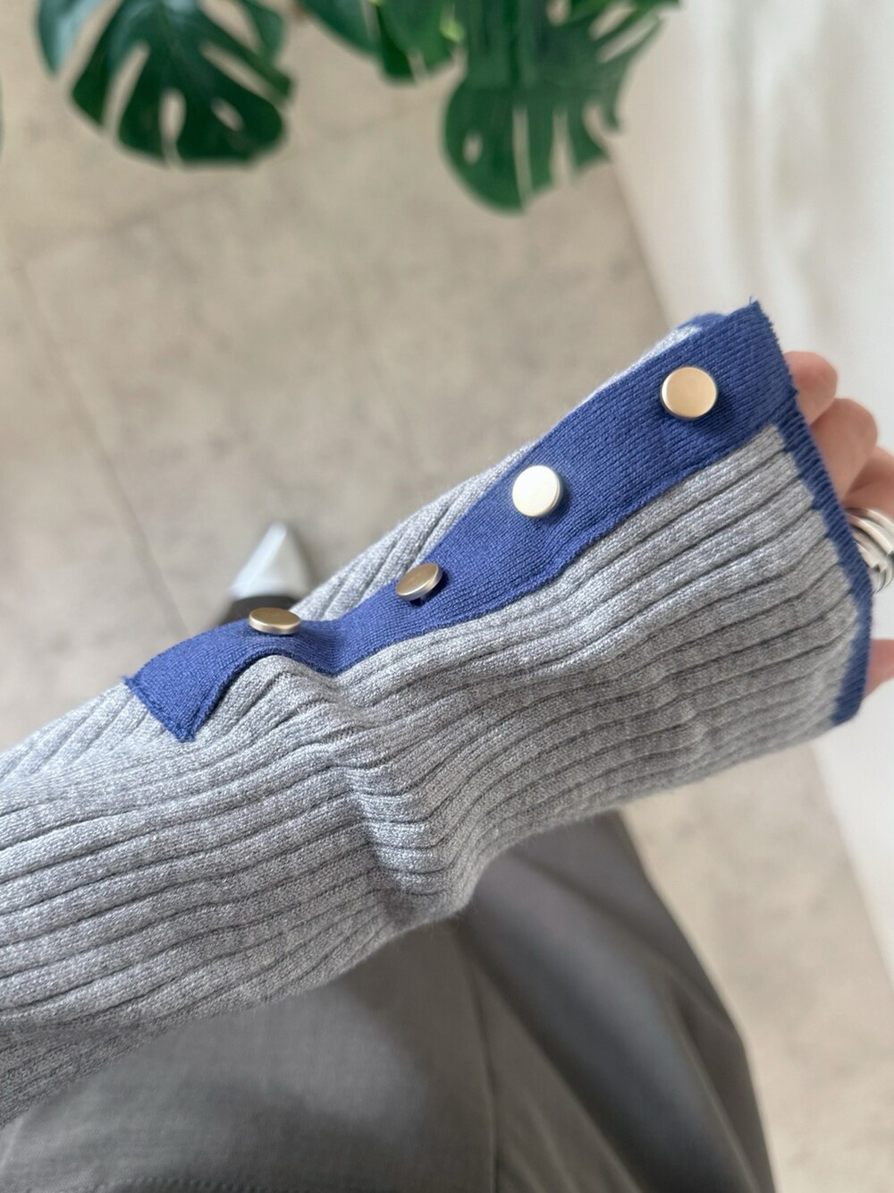 グレー系のニット/セーター、グレー系のサロペット/オーバーオール、シルバー系のパンプスを着用したレディースの秋コーディネートの3枚目の写真