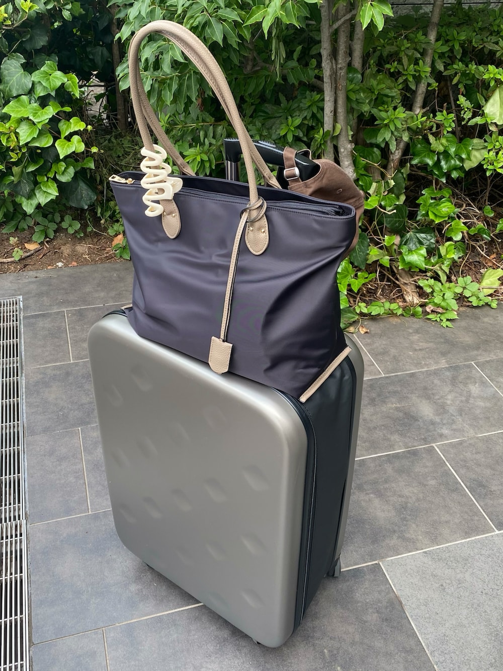 ブラック系のワンピース、ゴールド系のスニーカー、ブラック系のバッグを着用したレディースの秋コーディネートの3枚目の写真