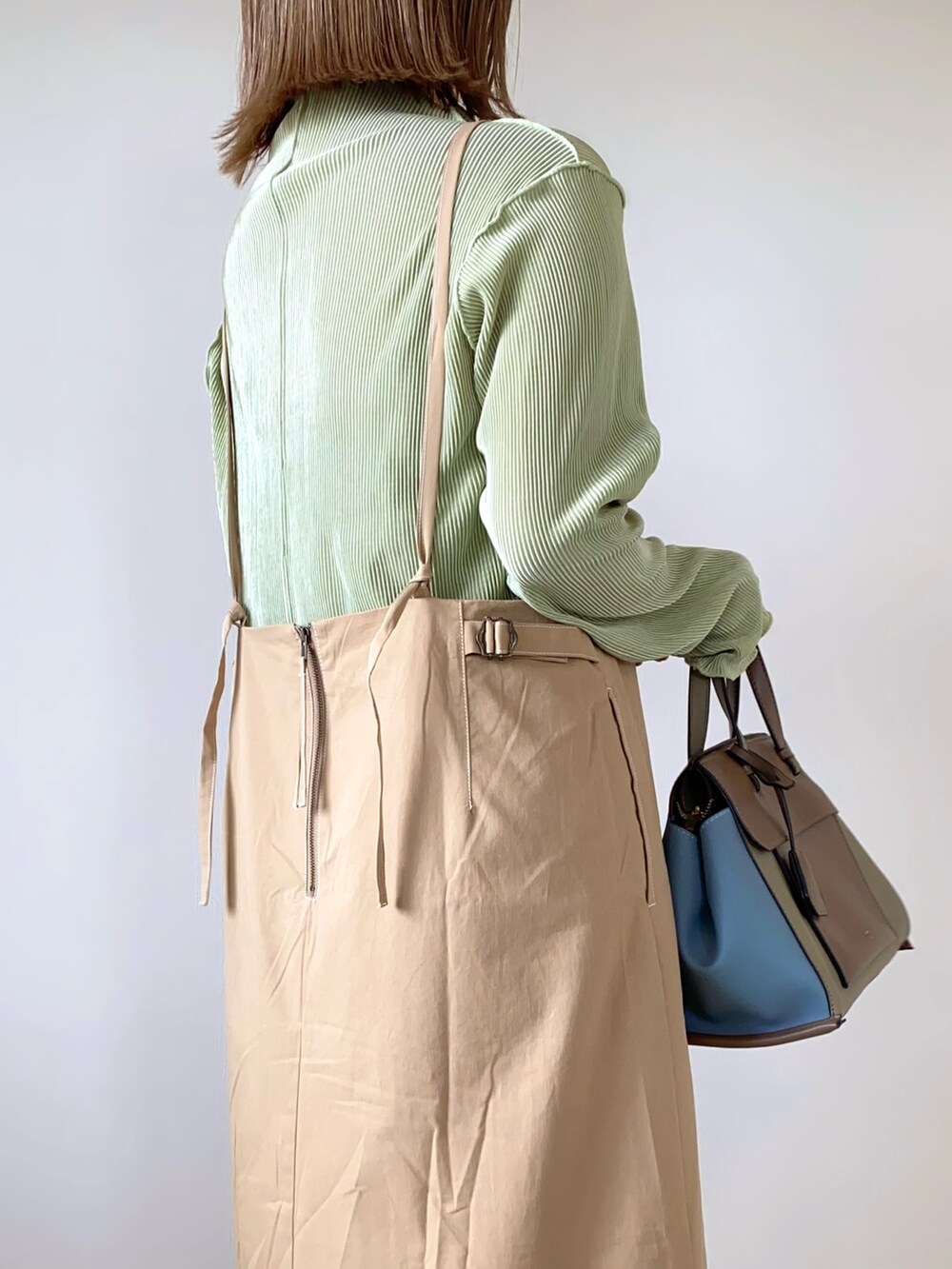 その他のトートバッグ、ホワイト系のスニーカー、グリーン系のTシャツ/カットソーを着用したレディースの春コーディネートの4枚目の写真