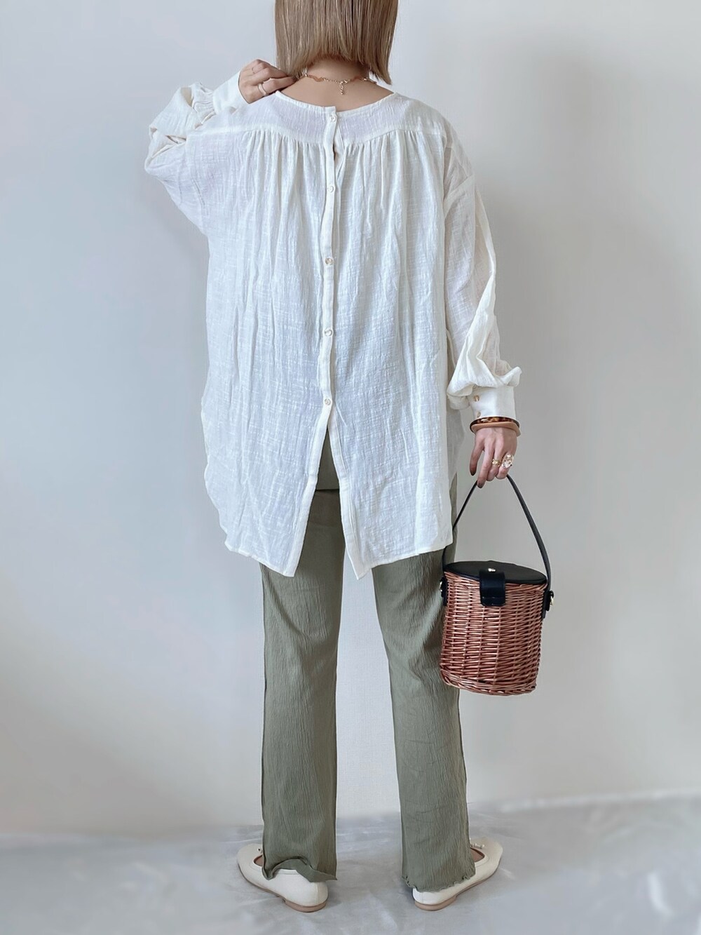 グリーン系のその他パンツ、ブラック系のバッグ、ホワイト系のバレエシューズを着用したレディースの春コーディネートの2枚目の写真