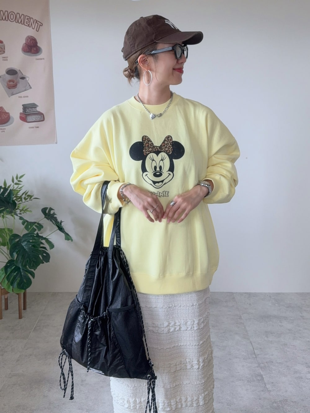 イエロー系のスウェット、ブラック系のバックパック/リュック、ブラウン系のバレエシューズを着用したレディースの秋コーディネートの4枚目の写真