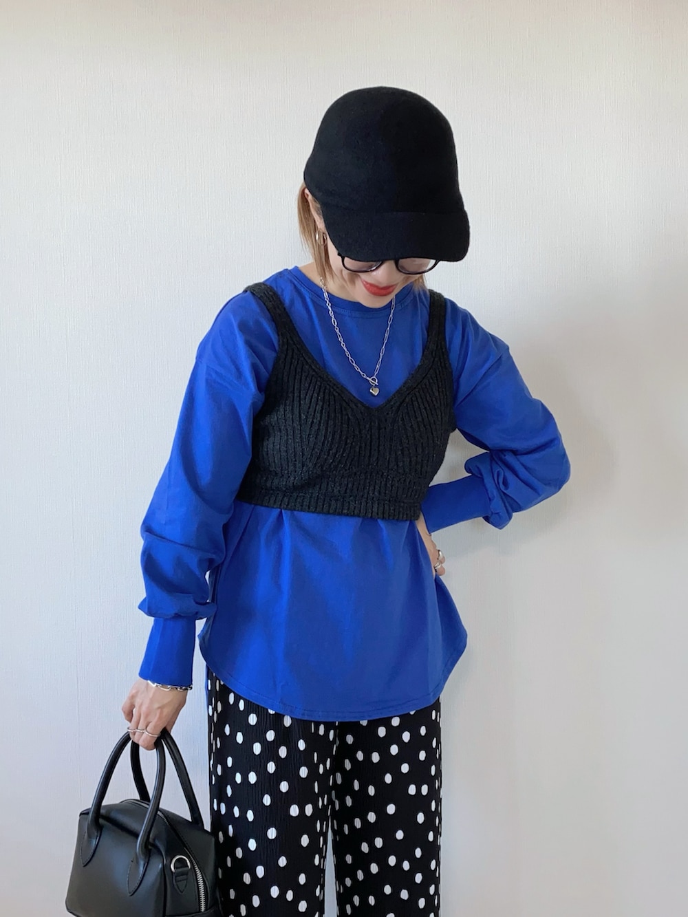 ブルー系のTシャツ/カットソー、ブラック系のその他パンツ、ブラック系のバッグを着用したレディースの秋コーディネートの3枚目の写真